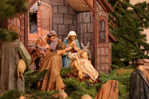 Weihnachtskrippe Maria Hietzing / Hetzendorfer Die Krippe gehört zu den frühesten Symbolen weihnachtlicher Festkultur. Bereits im Jahr 334 ließ Kaiserin Helena über der Geburtshöhle in Bethlehem eine Krippe errichten, die die Geburtsszene zeigt. Der Heilige Franz von Assisi hatte 1223 in Greccio